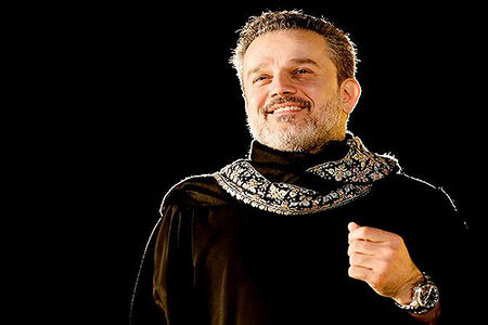 عکسی عجیب از مداح مشهور با تفنگ آمریکایی