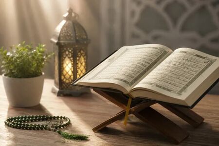 آیا فقط قرآن خواندن کافی است؟