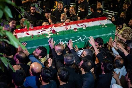 طواف پیکر رهبر انقلاب دور ضریح امام علی (ع)